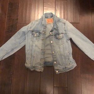 Women’s Levi’s trucker jacket.